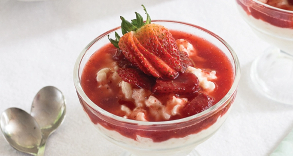 Arroz con Dulce Noruego con Salsa de Fresas Ensalpicadas