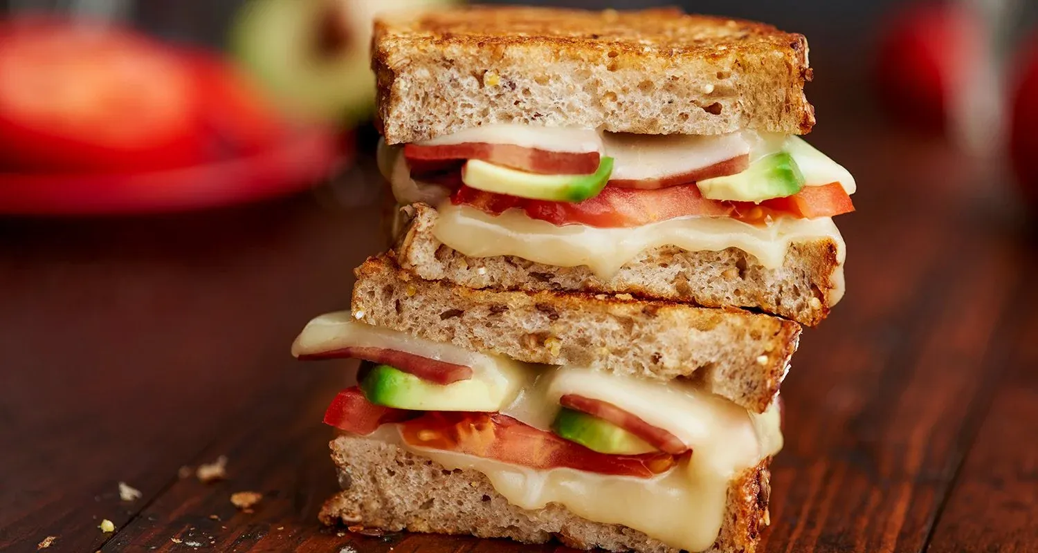 Grilled Cheese con Tocineta de Pavo y Tomates