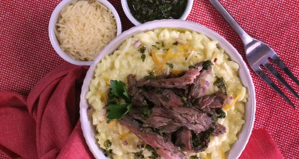 Risotto con 3 Quesos Coronado con Tiritas de Churrasco y Chimichurri