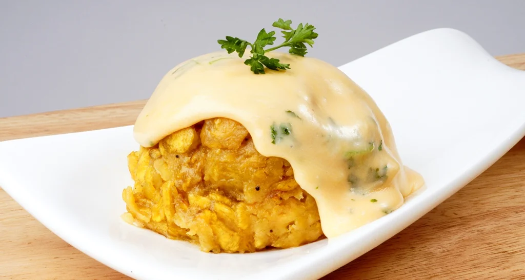 Mofongo con Salsa de Queso