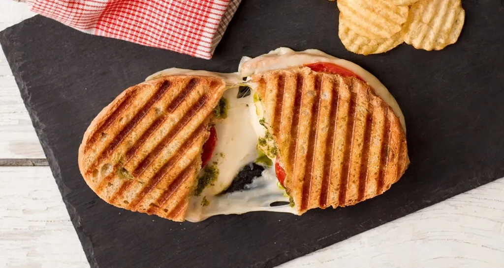 Panini de Mozzarella y Pesto