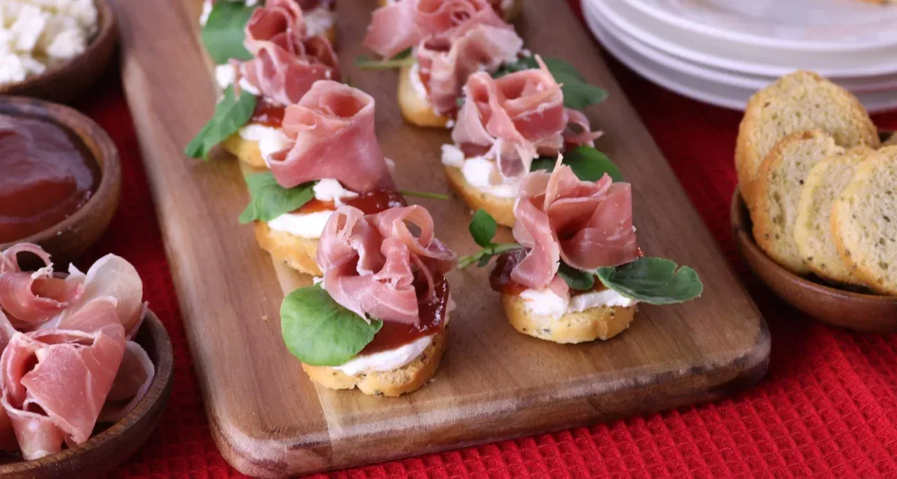 Montaditos de Feta y Prosciutto