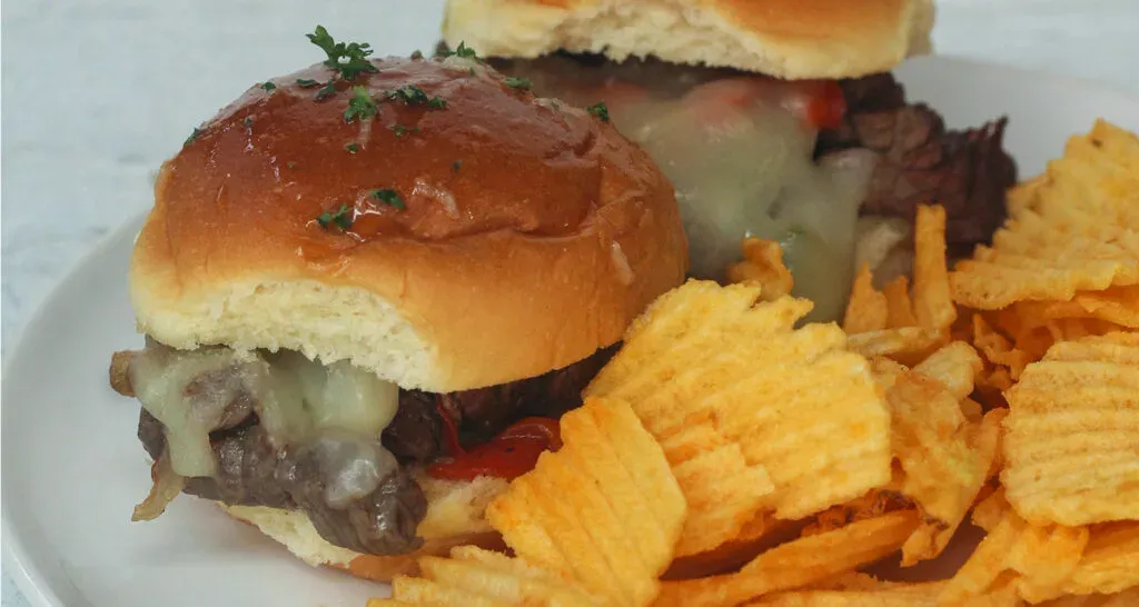 Philly Cheese Steak Sliders con Papitas Curvy Cheddar de Filler