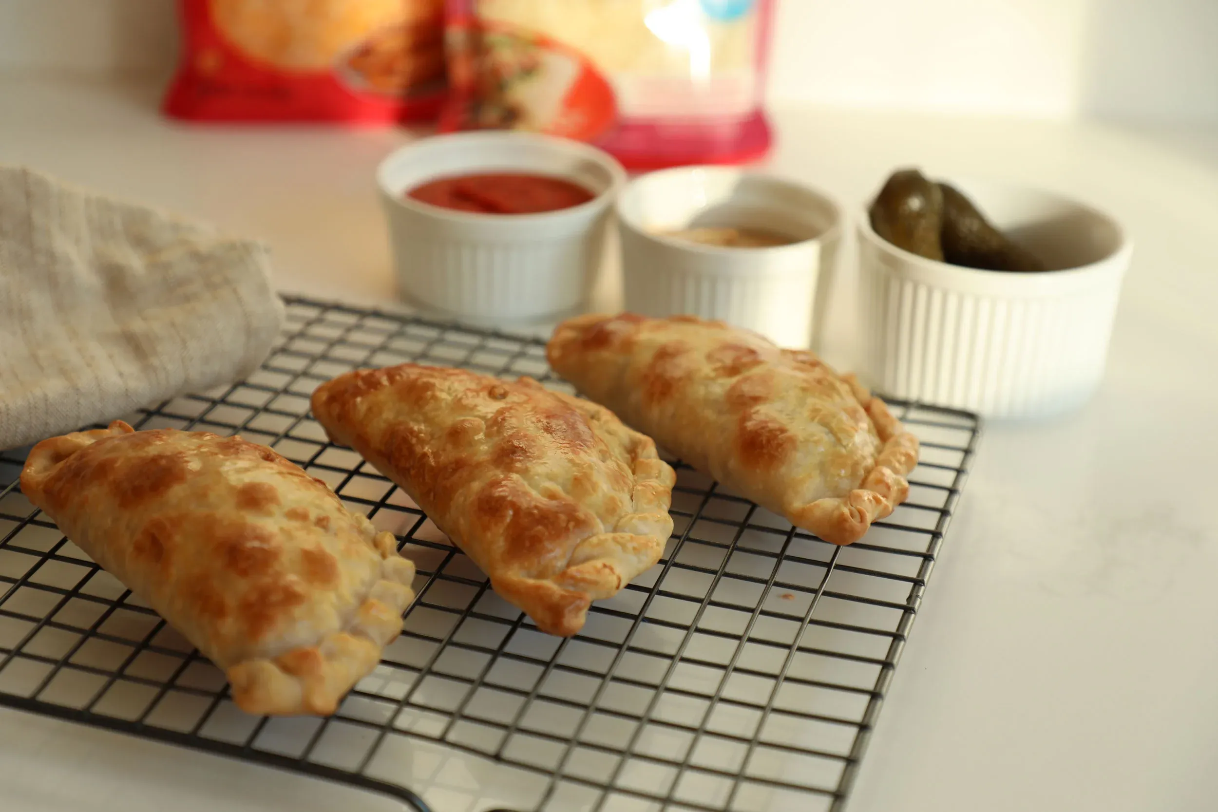 Calzone al estilo Cubano: Queso Boricua Mix Queso Suizo, pernil, pepinillo y mostaza. Formatos pan pita